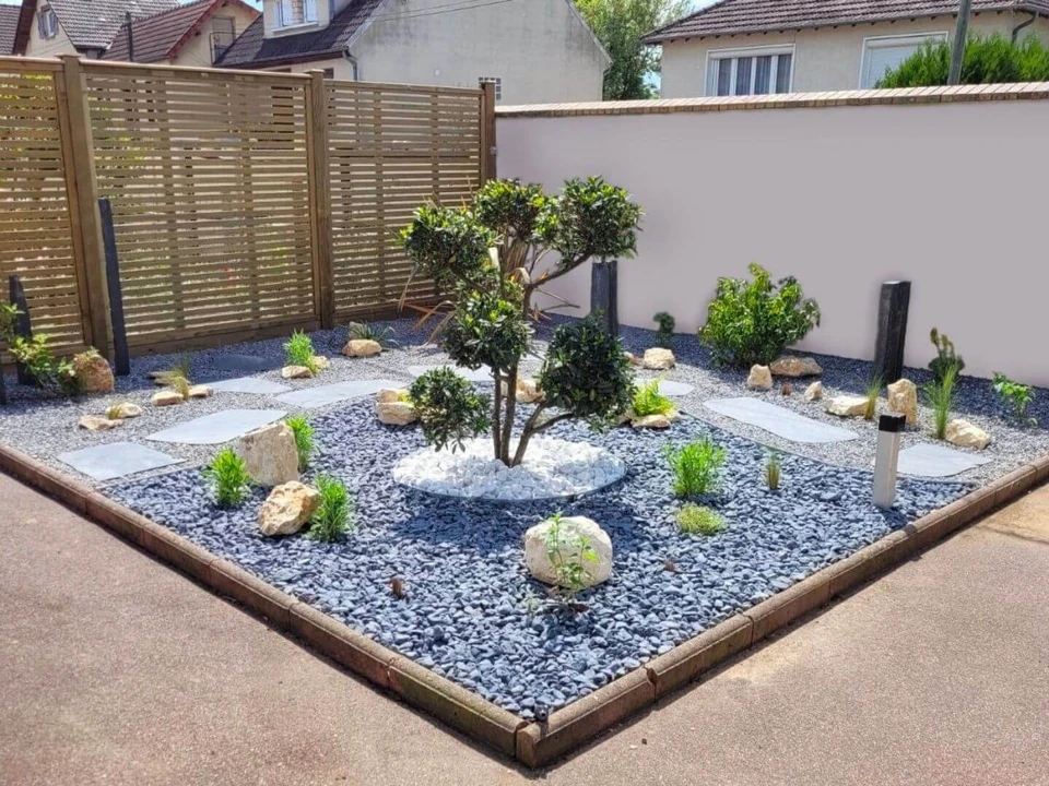 Jardin japonais luxuriant avec bassin d'ornement, azalées roses en fleurs, érables japonais aux feuillages rouge pourpre et vert tendre