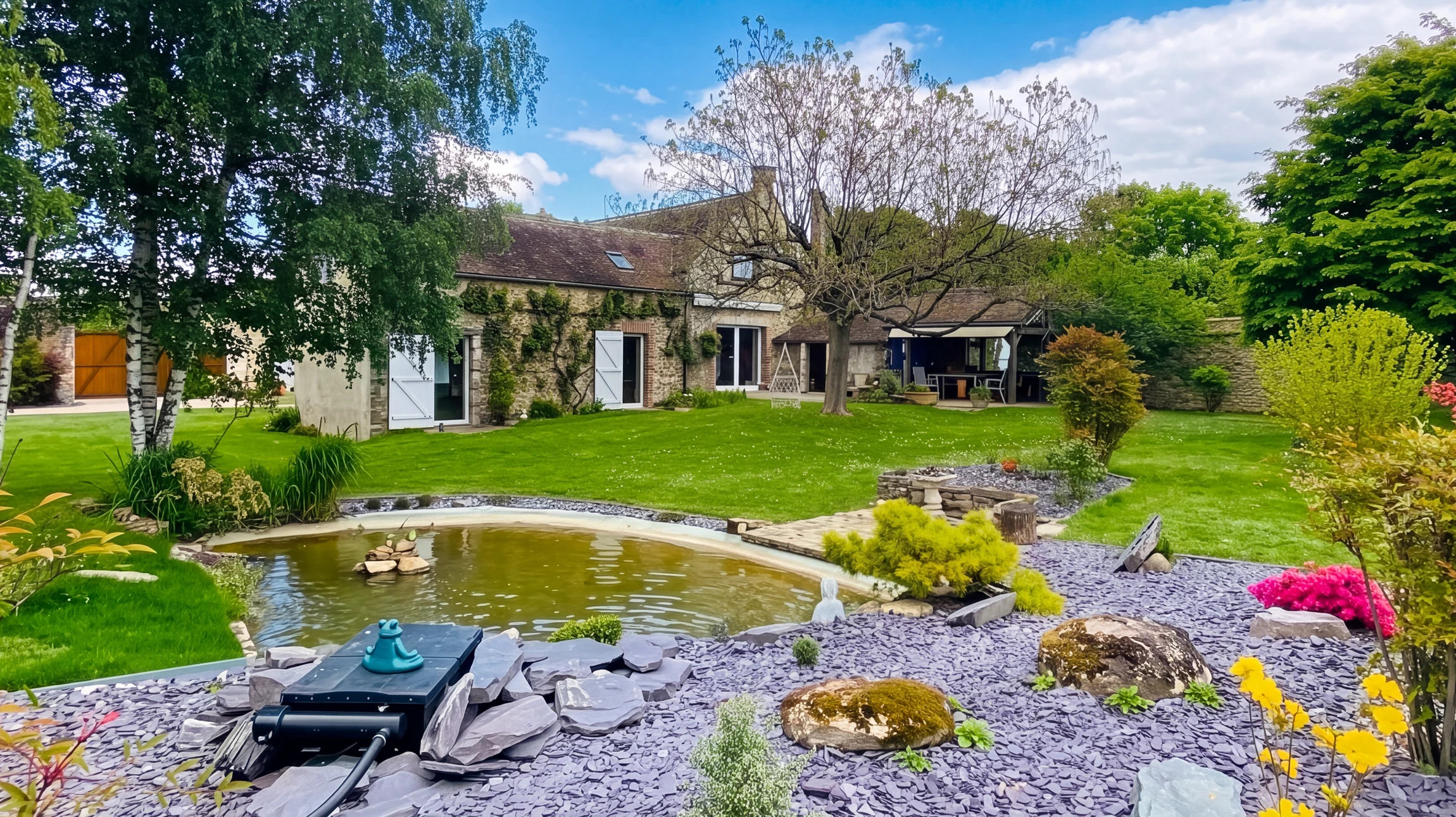 Propriété rurale avec jardin paysager soigné